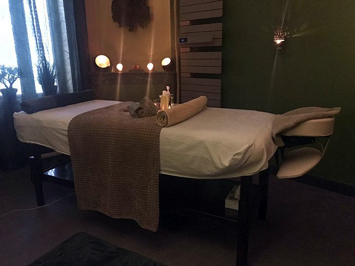 Salle de massage apaisante chez EMPAB à Cosne-sur-Loire, montrant une table de massage préparée avec des serviettes, des bougies et une ambiance tamisée pour une relaxation optimale.