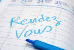 Calendrier avec l'inscription 'Rendez Vous' écrite en bleu.